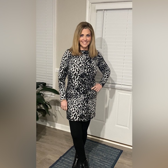 LIVE TONIGHT!! New Inventory Low Starts!! Designer Bags & Wallets!! ❤️ - Picture 4 of 9